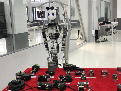 云端機器人研發中心 上海大學與企業攜手，破解數百機器人協同作業的指揮難題